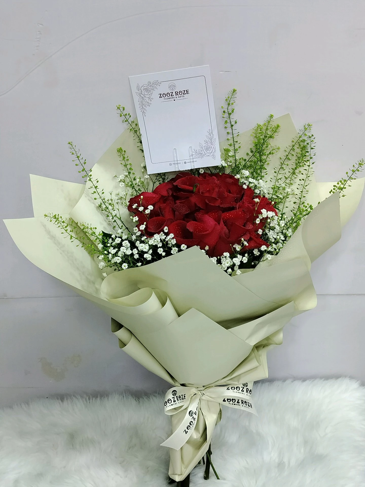 باقة ورود حمراء محاطة بالزهور البيضاء