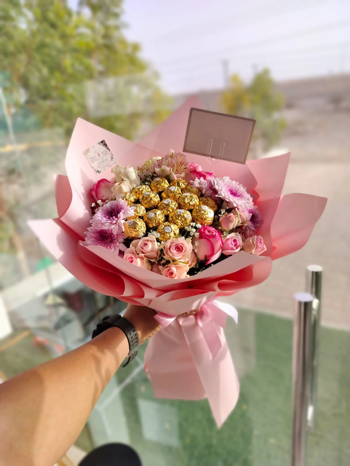 باقة ورد وردية مع شوكولاتة فاخرة