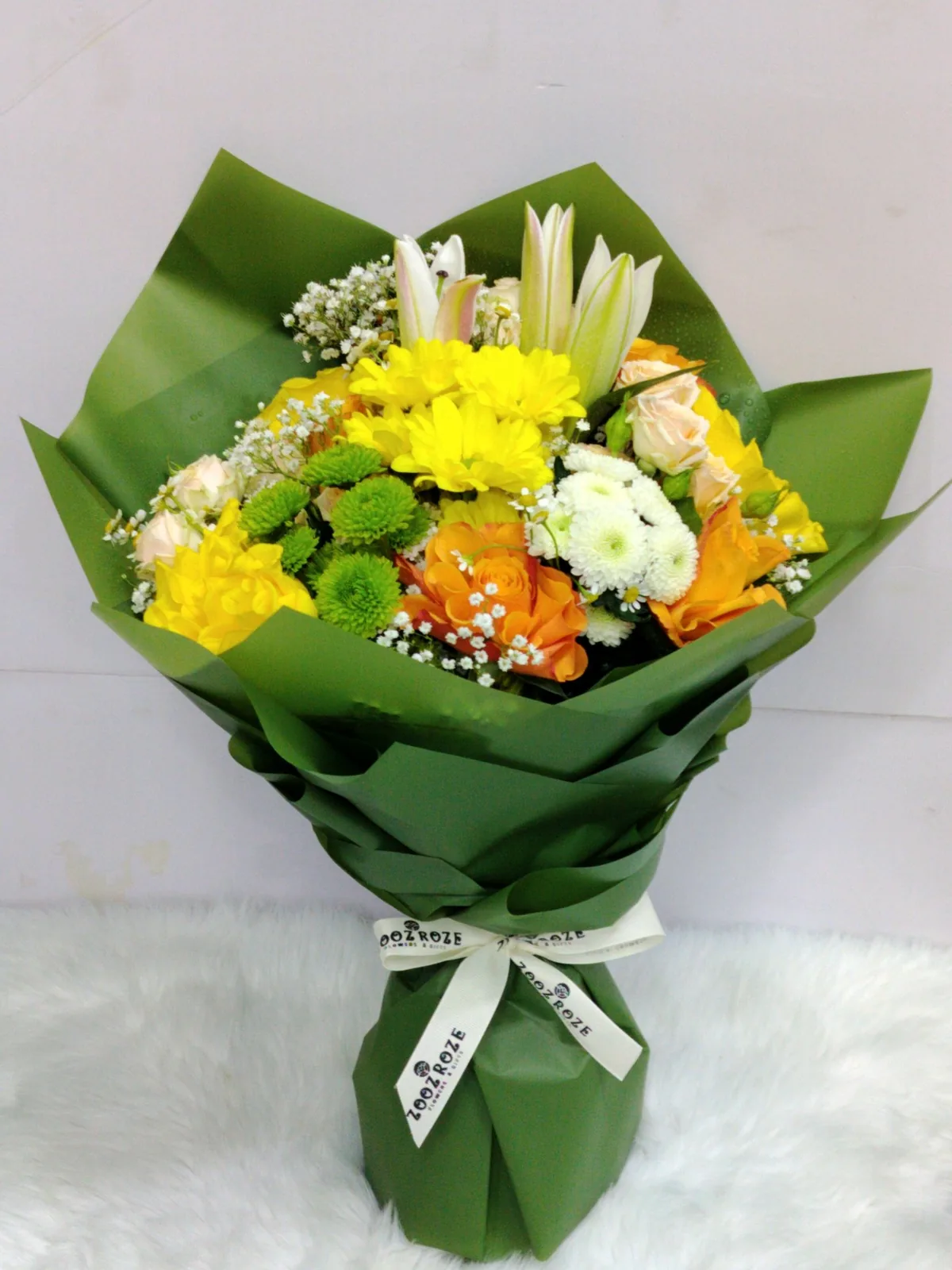 باقة ورد صفراء وبرتقالية بتغليف أخضر